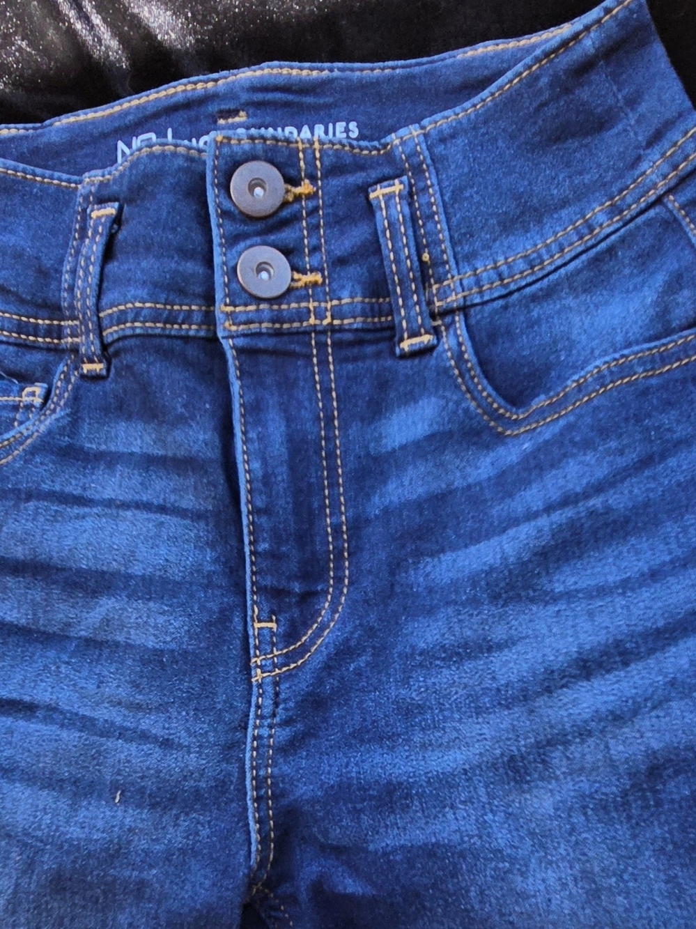 No Boundaries High-Waisted, Straight Leg Dark Blue Jeans w/ Tan Stitching sz 5